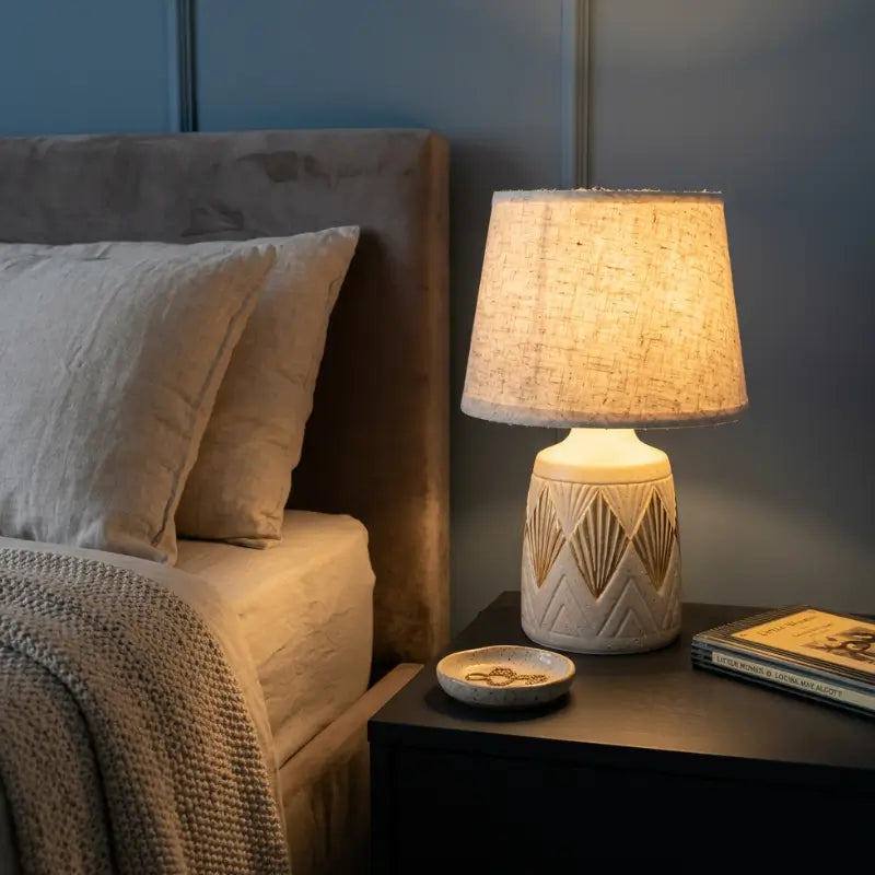 Abajur de Mesa Bege Areia com Detalhes Dourados em Cerâmica e Linho - Ilúmine Decor