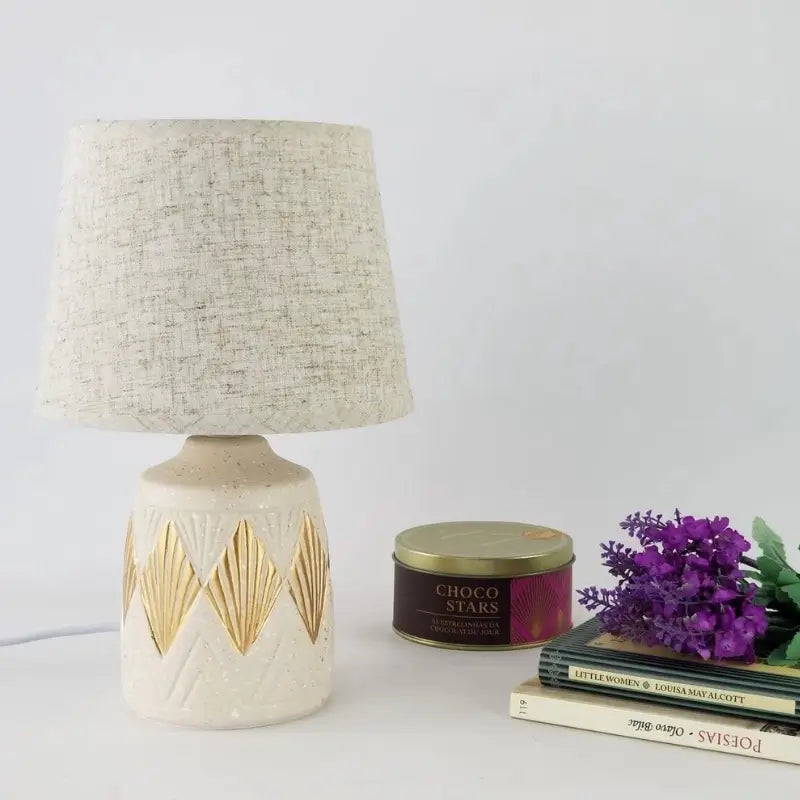 Abajur de Mesa Bege Areia com Detalhes Dourados em Cerâmica e Linho - Ilúmine Decor