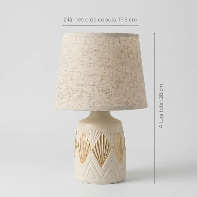 Abajur de Mesa Bege Areia com Detalhes Dourados em Cerâmica e Linho - Ilúmine Decor