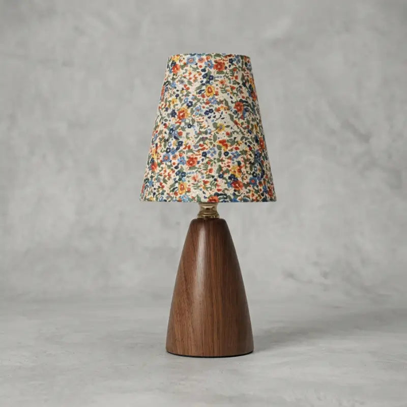 Abajur de Mesa Cúpula de Tecido Floral Clássico - Ilúmine Decor
