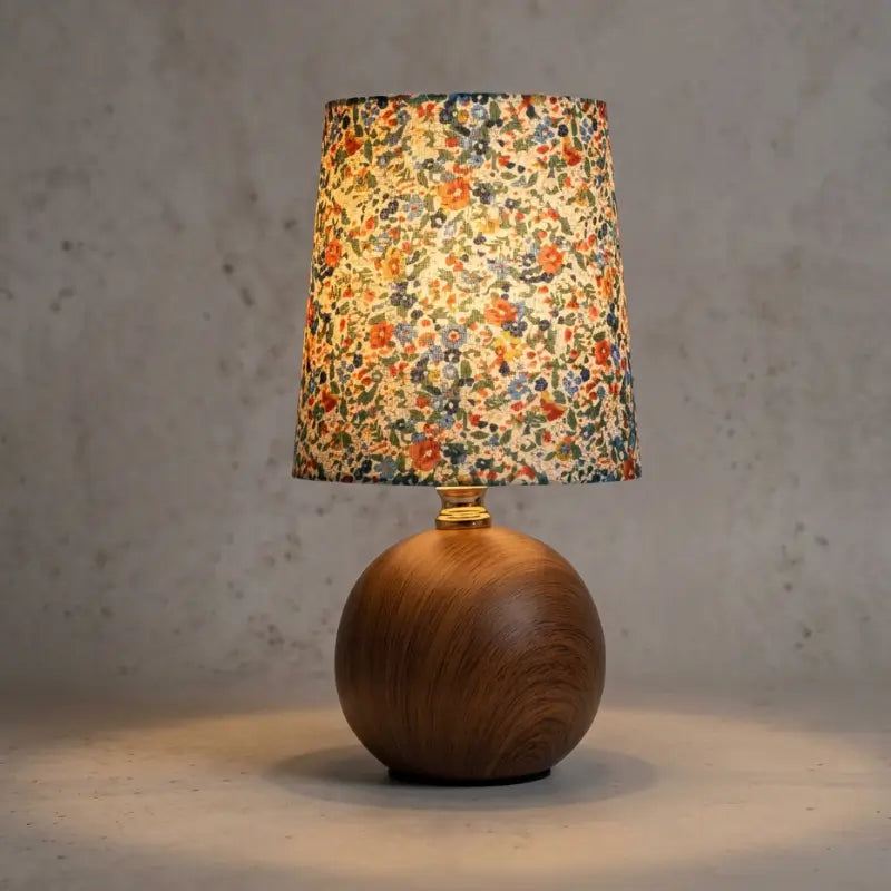 Abajur de Mesa Cúpula de Tecido Floral Clássico - Ilúmine Decor