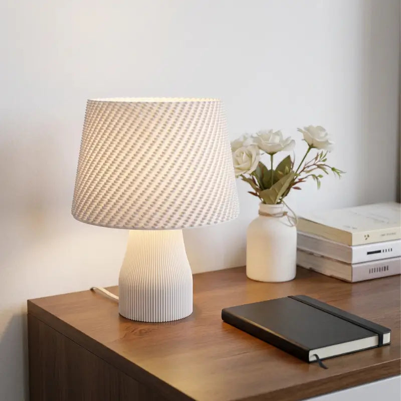 Abajur de Mesa Texturizado com Cúpula Estilo Crochê para Quarto - Ilúmine Decor