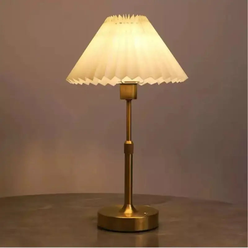 Luminária de Mesa Recarregável Retrô com Cúpula Tecido - Ilúmine Decor