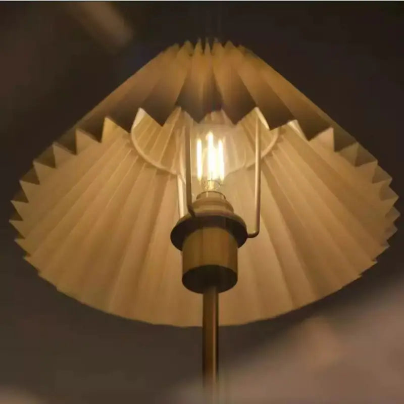 Luminária de Mesa Recarregável Retrô com Cúpula Tecido - Ilúmine Decor