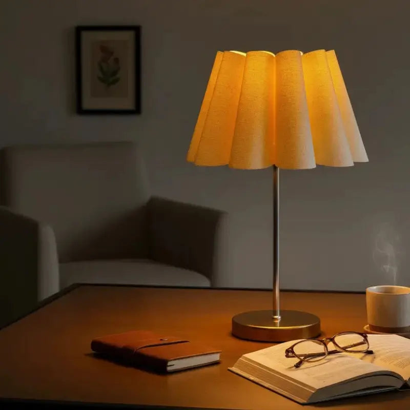 Luminária de Mesa com Cúpula Pétala Tecido e Interruptor - Ilúmine Decor