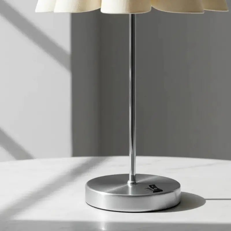 Luminária de Mesa com Cúpula Pétala Tecido e Interruptor - Ilúmine Decor
