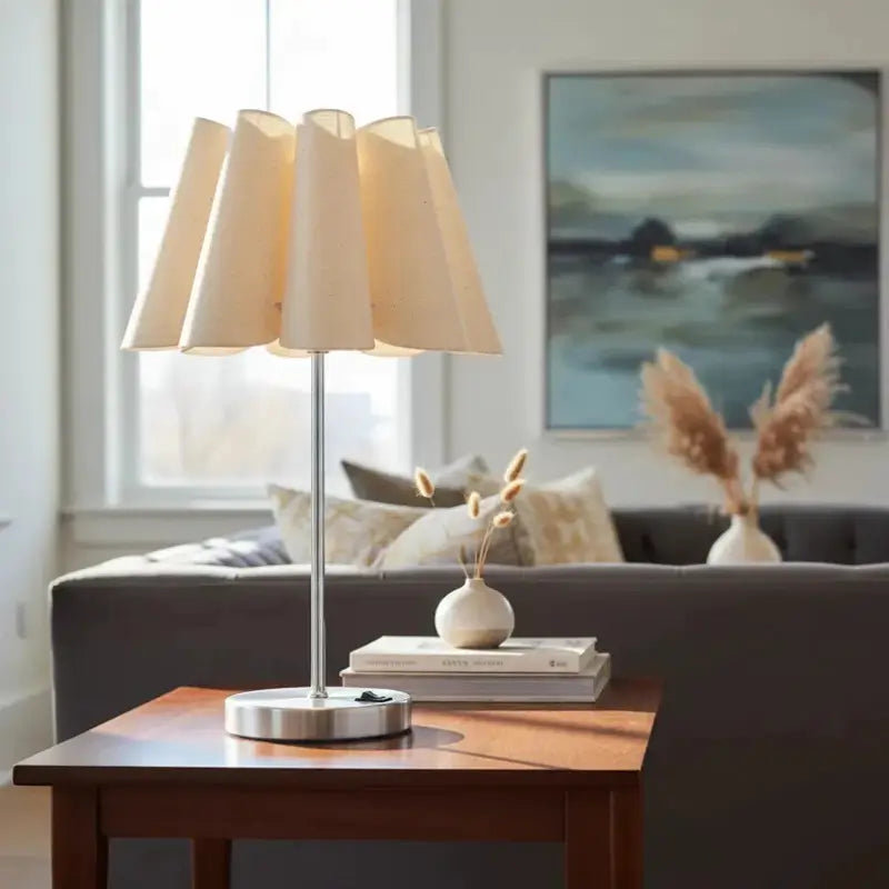 Luminária de Mesa com Cúpula Pétala Tecido e Interruptor - Ilúmine Decor