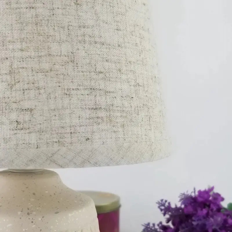 Abajur de Mesa Bege Areia com Detalhes Dourados em Cerâmica e Linho - Ilúmine Decor