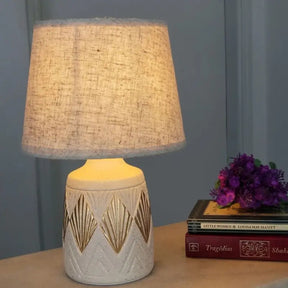 Abajur de Mesa Bege Areia com Detalhes Dourados em Cerâmica e Linho - Ilúmine Decor