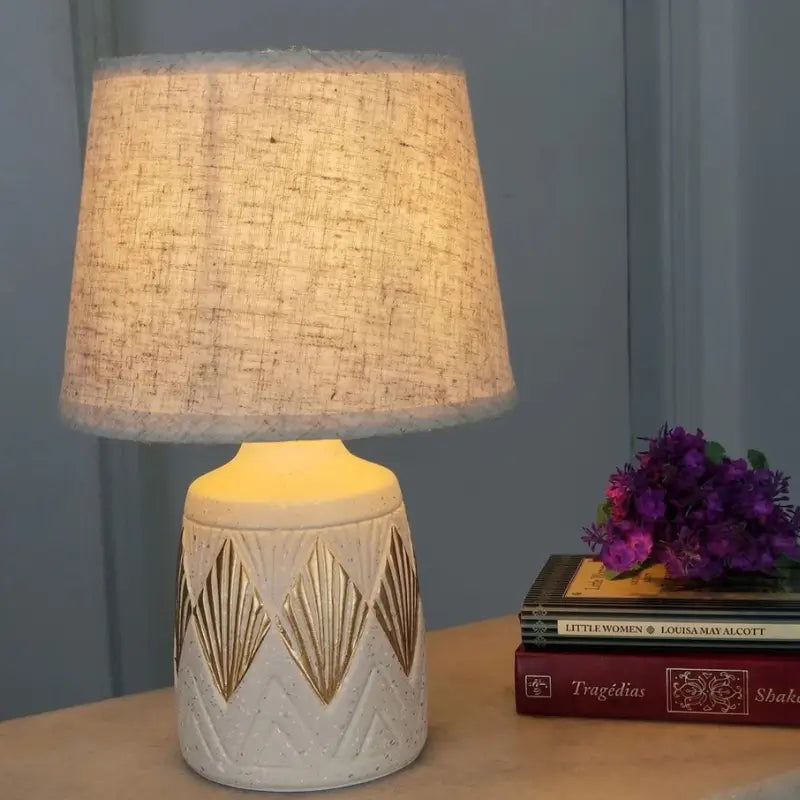 Abajur de Mesa Bege Areia com Detalhes Dourados em Cerâmica e Linho - Ilúmine Decor