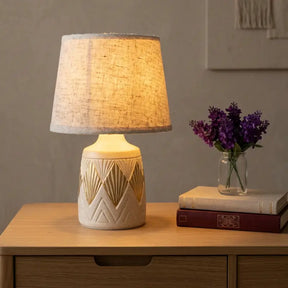 Abajur de Mesa Bege Areia com Detalhes Dourados em Cerâmica e Linho - Ilúmine Decor