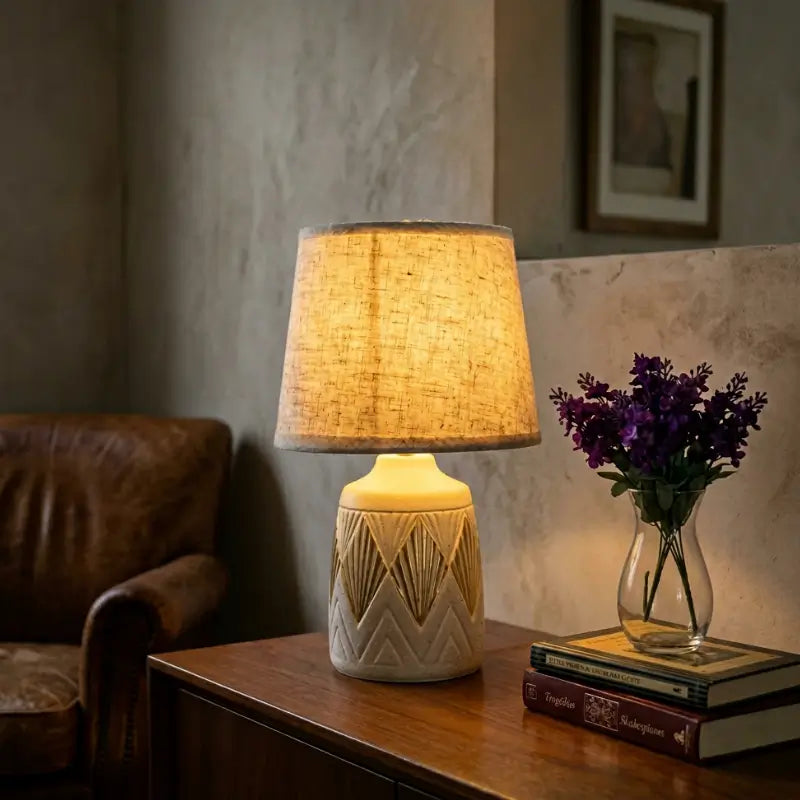 Abajur de Mesa Bege Areia com Detalhes Dourados em Cerâmica e Linho - Ilúmine Decor