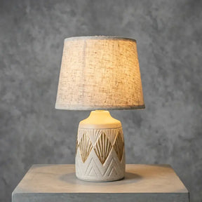 Abajur de Mesa Bege Areia com Detalhes Dourados em Cerâmica e Linho - Ilúmine Decor