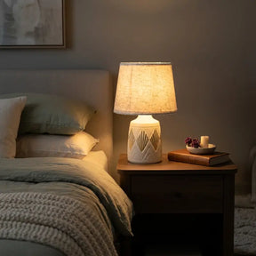 Abajur de Mesa Bege Areia com Detalhes Dourados em Cerâmica e Linho - Ilúmine Decor