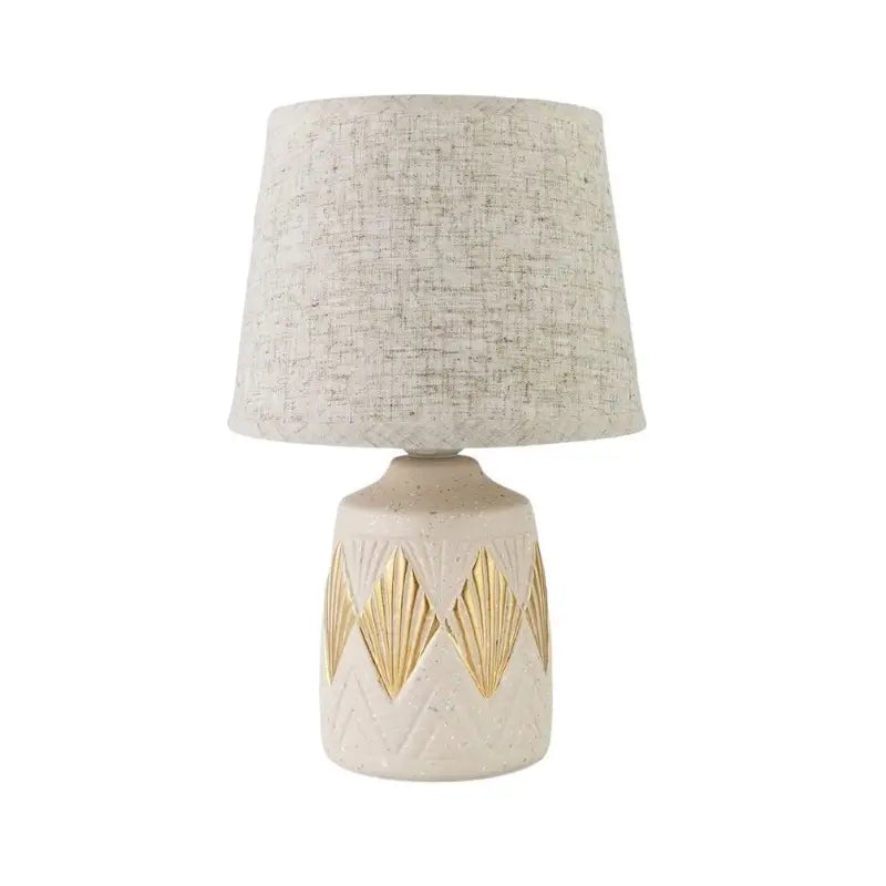 Abajur de Mesa Bege Areia com Detalhes Dourados em Cerâmica e Linho - Ilúmine Decor