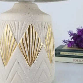 Abajur de Mesa Bege Areia com Detalhes Dourados em Cerâmica e Linho - Ilúmine Decor