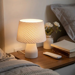 Abajur de Mesa Texturizado com Cúpula Estilo Crochê para Quarto - Ilúmine Decor