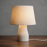 Abajur de Mesa Texturizado com Cúpula Estilo Crochê para Quarto - Ilúmine Decor