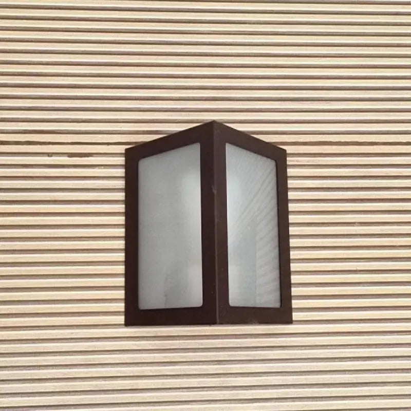 Arandela de Parede Externa Triangular Alumínio e Vidros - Ilúmine Decor