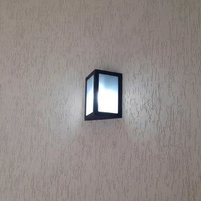 Arandela de Parede Externa Triangular Alumínio e Vidros - Ilúmine Decor