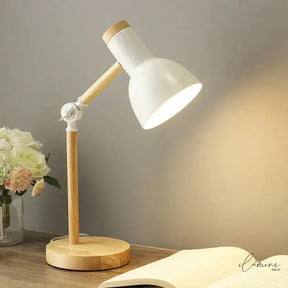 Luminária de Mesa Articulada Acabamento em Madeira - Ilúmine Decor