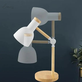 Luminária de Mesa Articulada Acabamento em Madeira - Ilúmine Decor