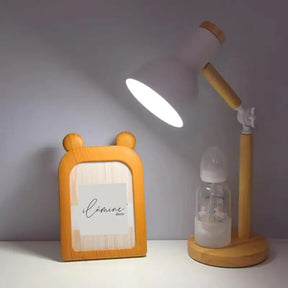 Luminária de Mesa Articulada Acabamento em Madeira - Ilúmine Decor