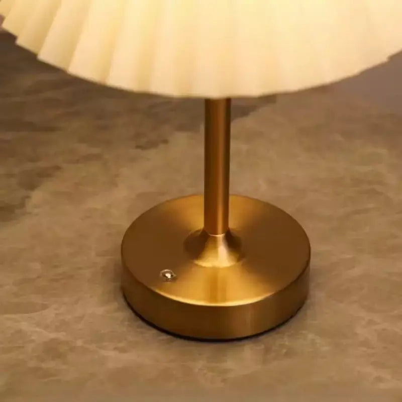 Luminária de Mesa Recarregável Retrô com Cúpula Tecido - Ilúmine Decor