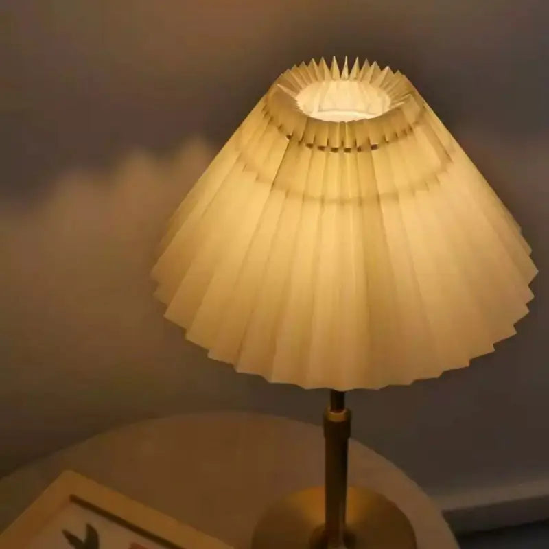 Luminária de Mesa Recarregável Retrô com Cúpula Tecido - Ilúmine Decor