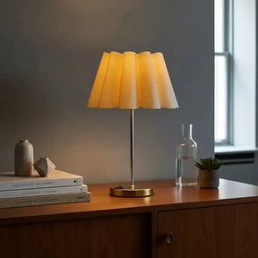 Luminária de Mesa com Cúpula Pétala Tecido e Interruptor - Ilúmine Decor
