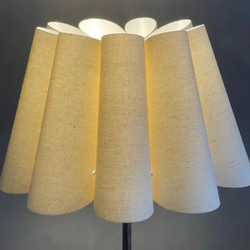 Luminária de Mesa com Cúpula Pétala Tecido e Interruptor - Ilúmine Decor