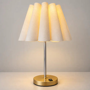 Luminária de Mesa com Cúpula Pétala Tecido e Interruptor - Ilúmine Decor