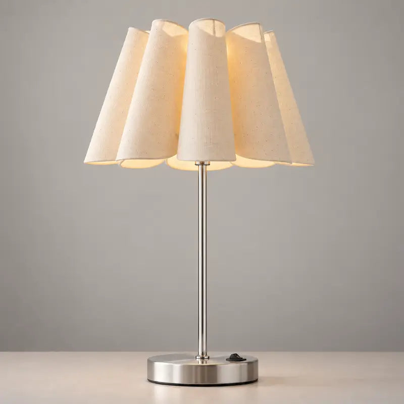 Luminária de Mesa com Cúpula Pétala Tecido e Interruptor - Ilúmine Decor